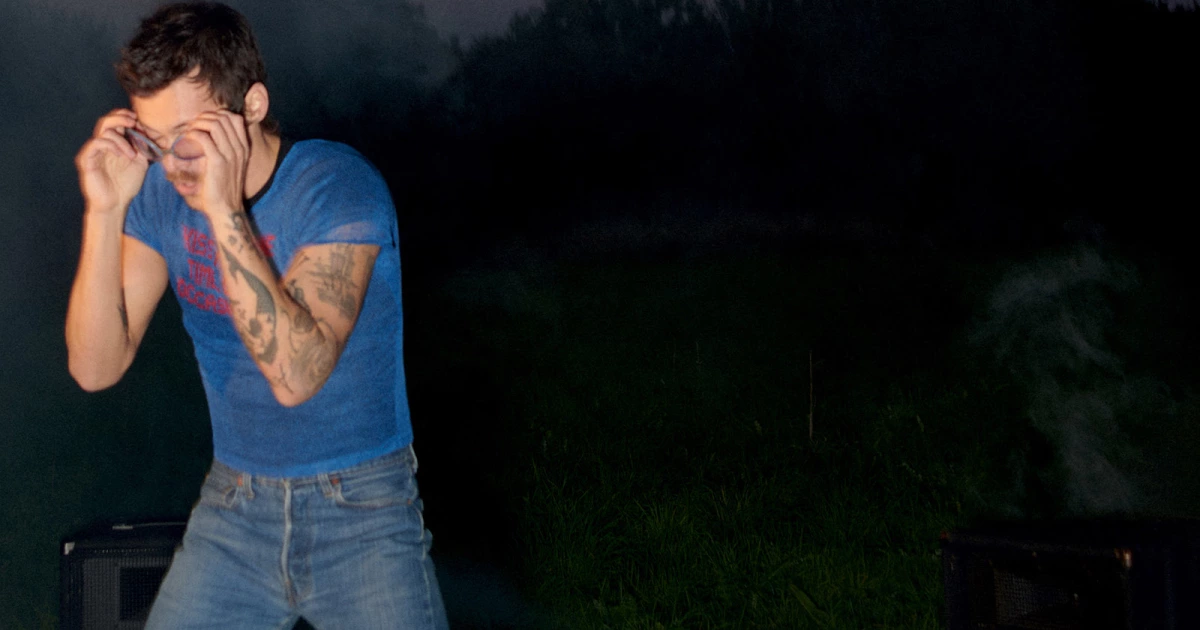 Harry Styles announces 30-show MSG residency w/ Jamie xx + international shows w/ Robyn, Fcukers & more