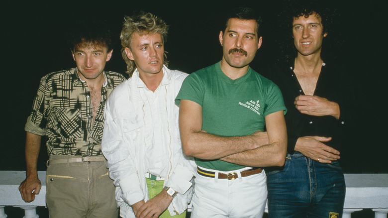 queen posing for photo in 1985
