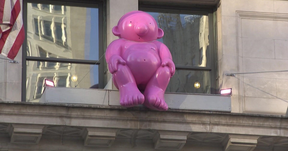 "Mr. Pink" art installation adds color, whimsy to NYC's Flatiron District