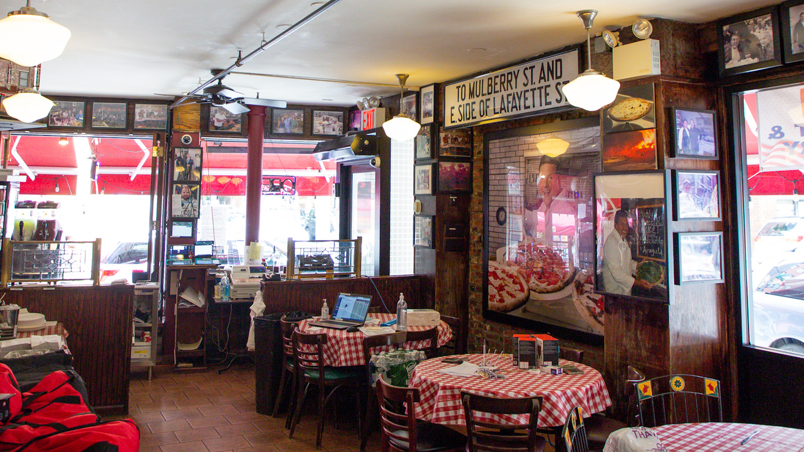America's Oldest Pizza Restaurant Is A Famous NYC Icon (Since 1905)
