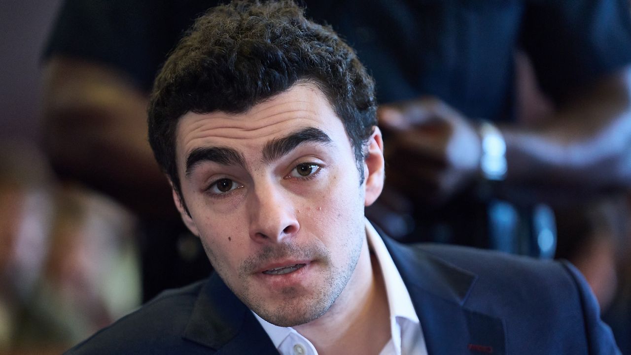 Luigi Mangione appears in Manhattan Criminal Court for an evidence hearing, Thursday, Dec. 18, 2025, in New York. (Curtis Means/Pool Photo via AP)