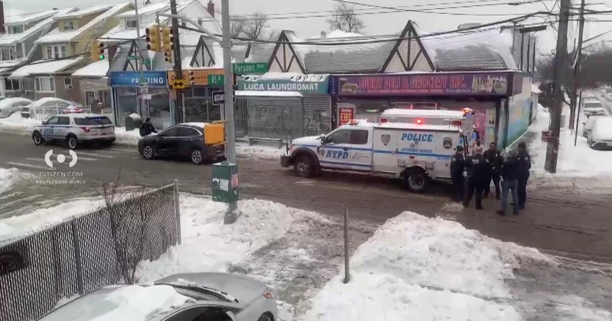 Man with knife shot by NYPD officers in Queens, police sources say