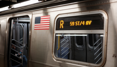 Man struck by R train after falling onto tracks at Queens subway station
