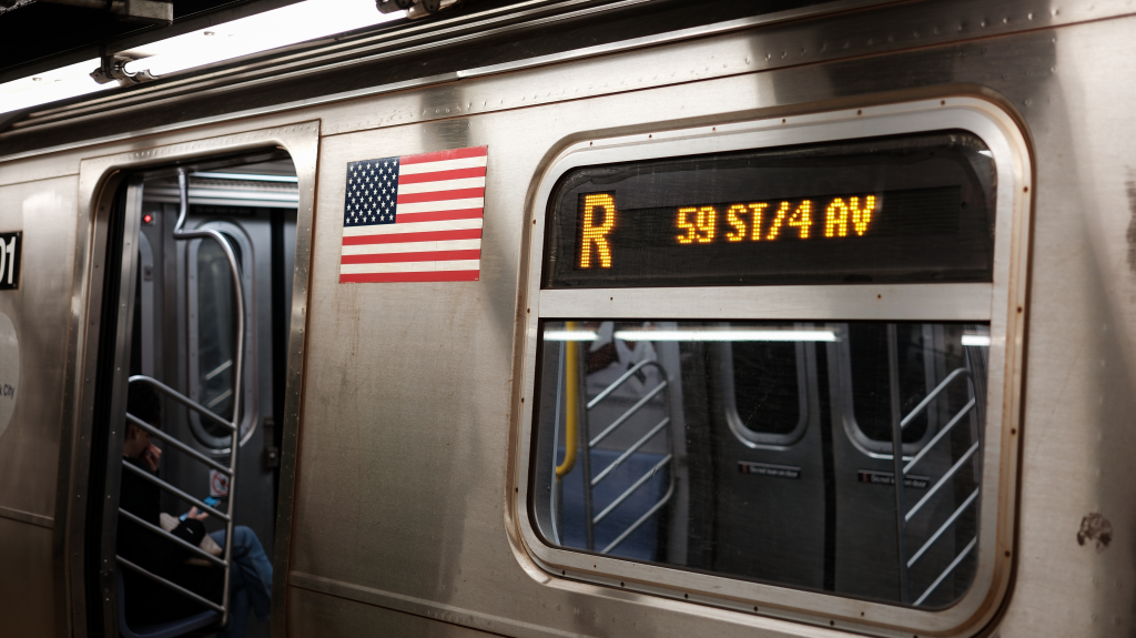 Man struck by R train after falling onto tracks at Queens subway station