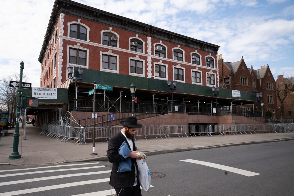 Car rams into Chabad headquarters in New York City