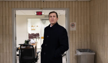 Rep. Dan Goldman Visits ICE’s Secretive Holding Cells at 26 Federal Plaza