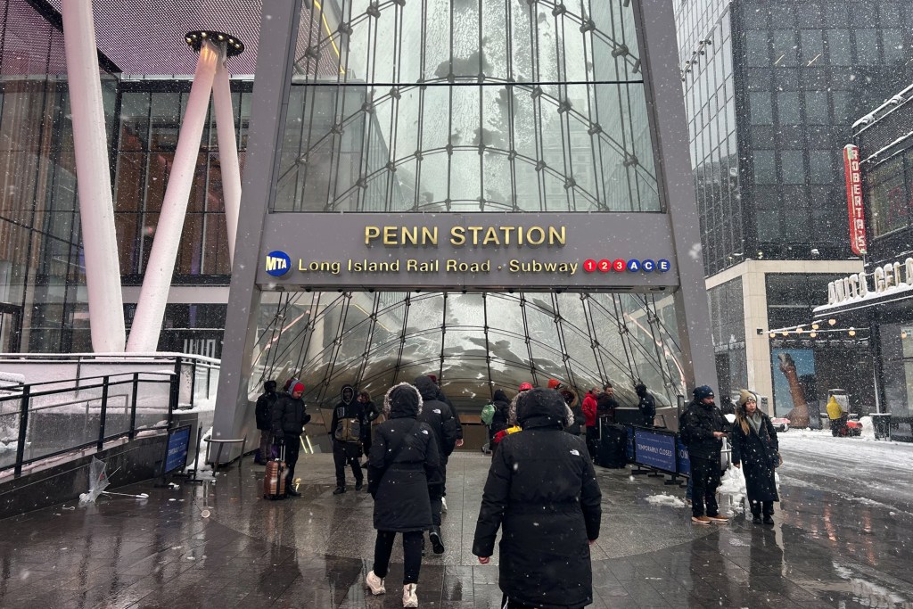 People head into Penn Staton during a blizzard,