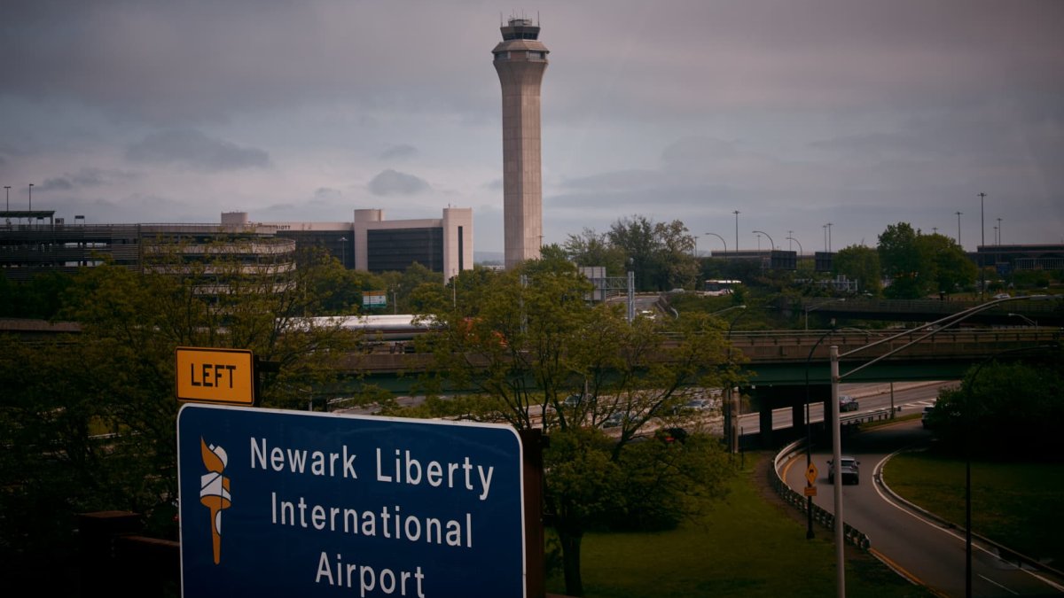 Passengers evacuated from Newark flight as smoke filled cockpit – NBC New York