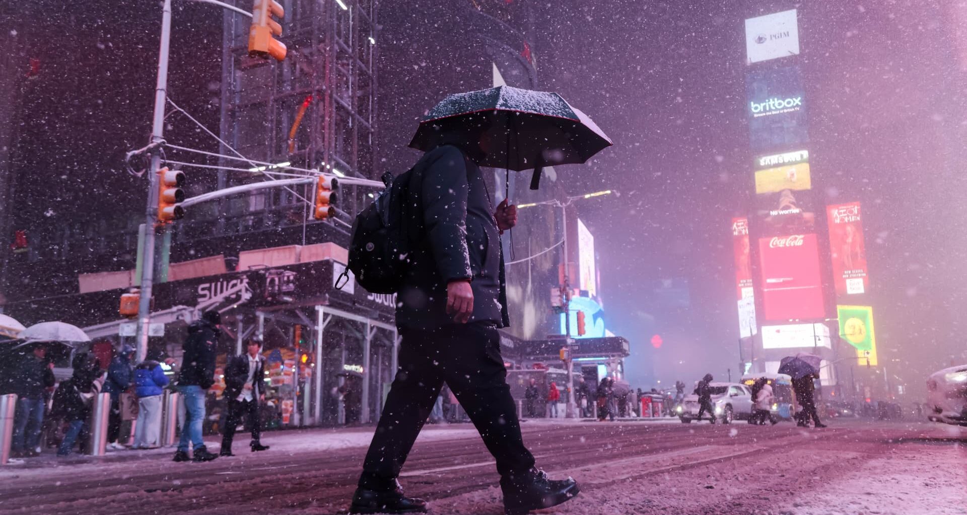Winter storm slams U.S. northeast as NYC issues travel ban