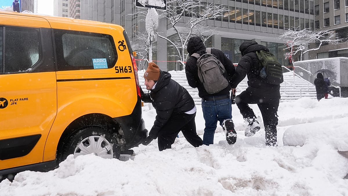 Video. New York buried in nearly 60 centimetres of snow as Manhattan falls silent
