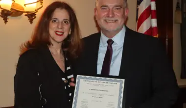 Bay Ridge Lawyers Association President Yolanda Guadagnoli, Esq., presenting CLE speaker Ray Fasano, Esq., a “Certificate of Appreciation.” Photo: Mario Belluomo/Brooklyn Eagle