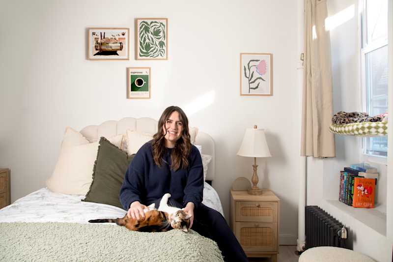 This Manhattan 250-Square-Foot Studio Has Hosted 10 People Before (Comfortably!)