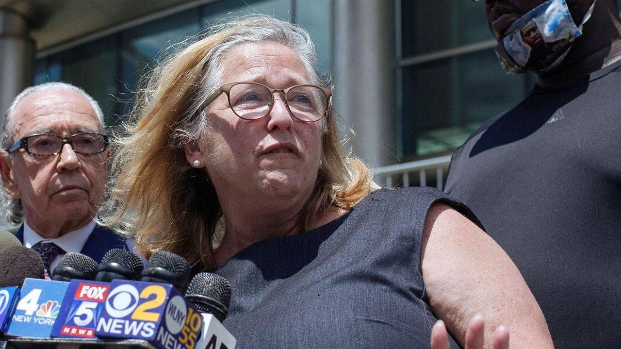 Lori Zeno, of Garden City, who led NYC public defenders office, pleads guilty to embezzling from nonprofit