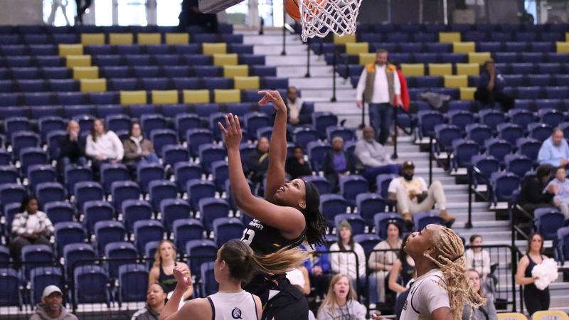 Women’s Basketball rolls in 71-55 triumph at Queens