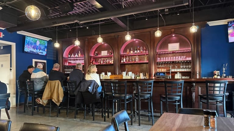 Frankie's Table, a bar-restaurant in Commack.