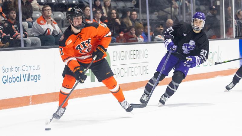 Men's Hockey takes down Niagara, 2-1