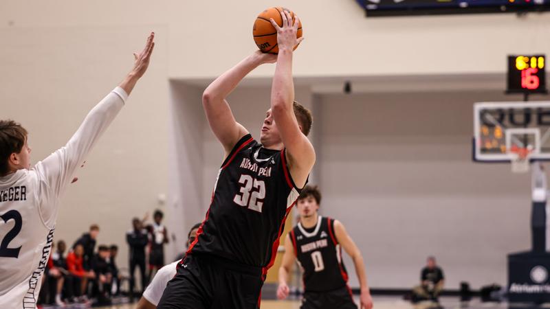 Parker Erupts for 39, Govs Pull Away Late Against Queens