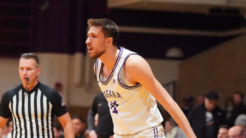 Men's Basketball Falls to Manhattan