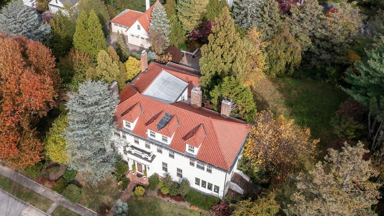 Manhasset house for sale has ties to Duke University