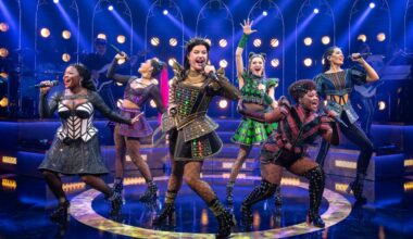 Young Manhattan Beach, El Segundo fans meet the queens of Broadway’s ‘Six’ on tour – Daily Breeze