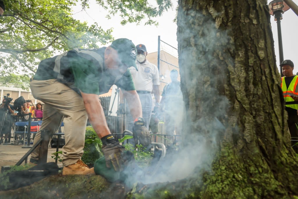 Francis Fernandez, an exterminator for NYC Parks (left) and NYC Mayor Eric Adams (center) during a demonstration after the announcement of new rat mitigation team. Michael Nagle