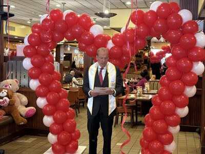 Alan Rosen, third generation owner of Junior's, officiated the vow renewals as an ordanied minister.