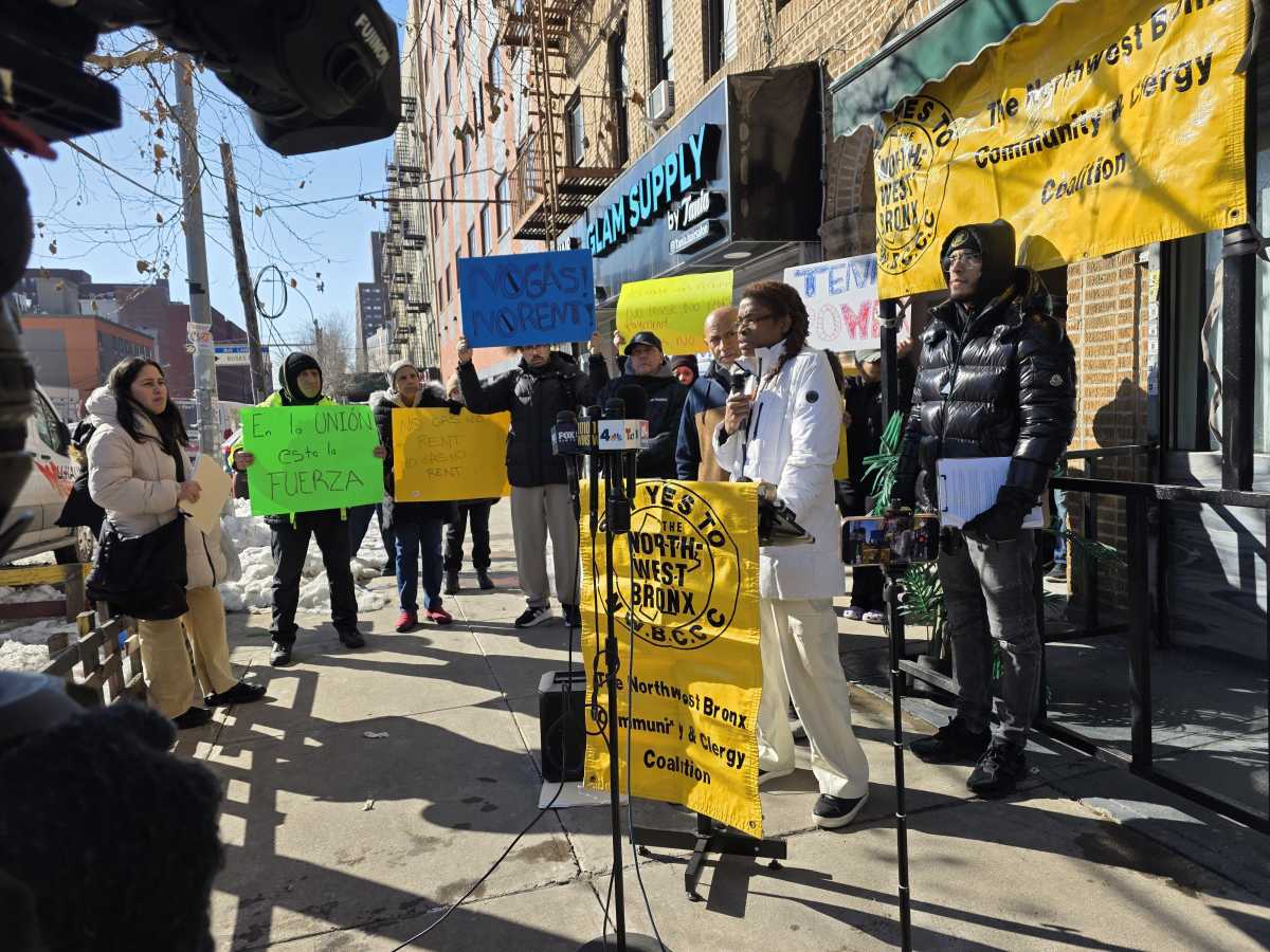 Tenants at 2051 Webster Ave. rally over inconsistent heat and hot water, lack of cooking gas – Bronx Times