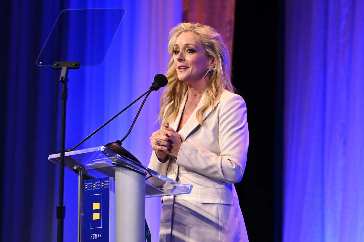 Jane Krakowski accepts the Ally for Equality Award onstage during the Human Rights Campaign 2026 Greater New York Dinner at Marriott Marquis Times Square on February 07, 2026 in New York City.  (Photo by Bryan Bedder/Getty Images for Human Rights Campaign)
