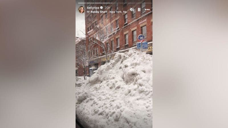 Kelly Ripa spent the night in a hotel so she could host 'Live With Kelly and Mark' yesterday.@kellyripa/Instagram