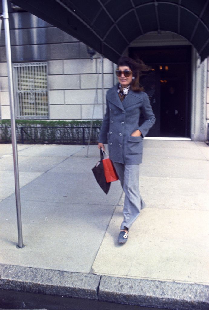 photo of jackie kennedy outside fifth ave apartment