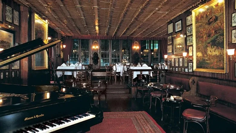 bar at Keens Steakhouse