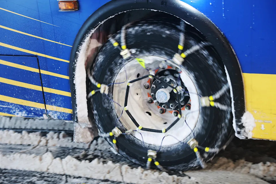 NEW YORK CITY - JANUARY 25: Chains are displayed on the tire of a city bus in Brooklyn as a major winter storm moves through the area on January 25, 2026 in New York City. A massive winter storm is expected to bring frigid temperatures, ice, and snow to millions of Americans across the nation. (Photo by Spencer Platt/Getty Images)
