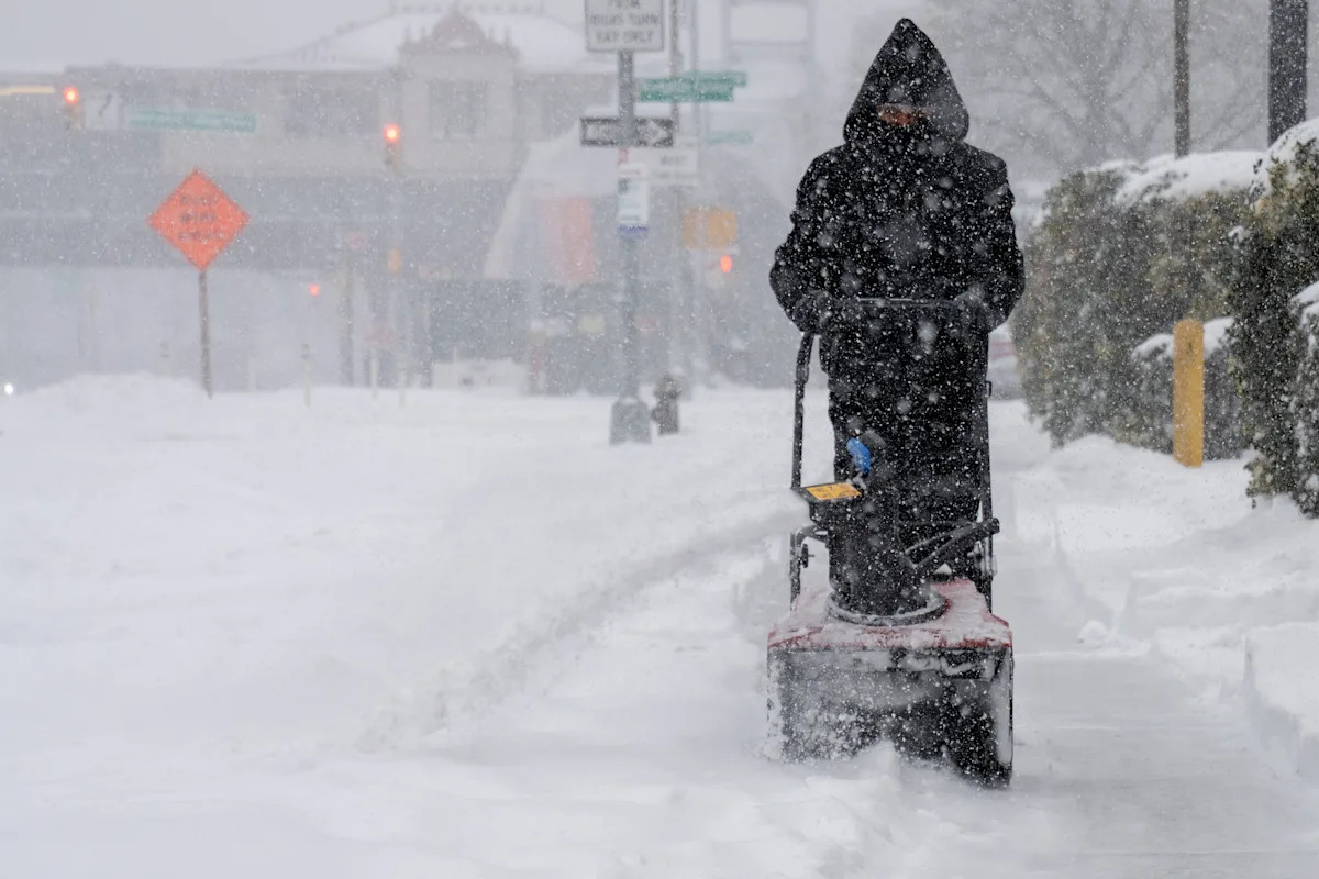 NYC under first blizzard warning in 9 years, up to 17 inches of snow predicted