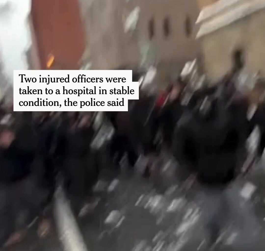 Dozens of people gathered in Washington Square Park in New York City on Monday for a snowball fight as the first blizzard in a decade bore down on the city. The event turned chaotic when the police, who were called to control the crowd, arrived at the scene and were pelted with snowballs. https://nyti.ms/4rAIRO9 | The New York Times