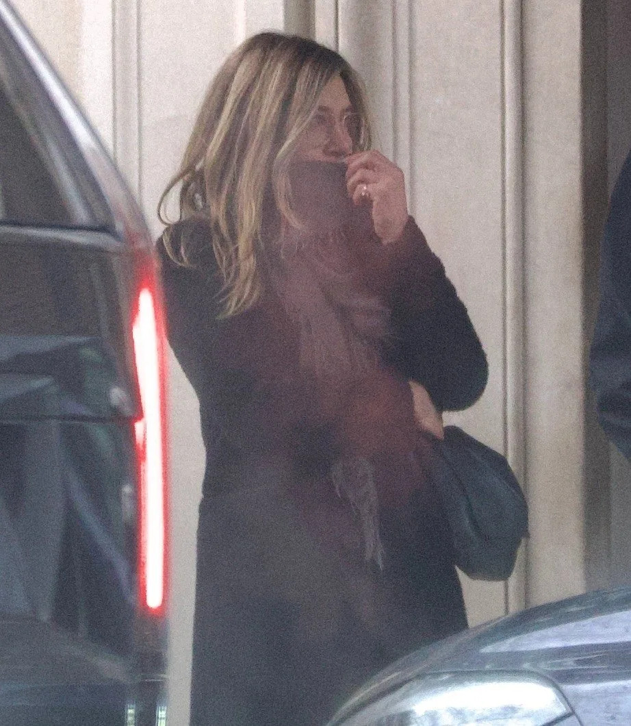 In the images, Curtis and Aniston can be seen bundled up to brace the NYC cold. <span class="image-credit">(Backgrid)</span>