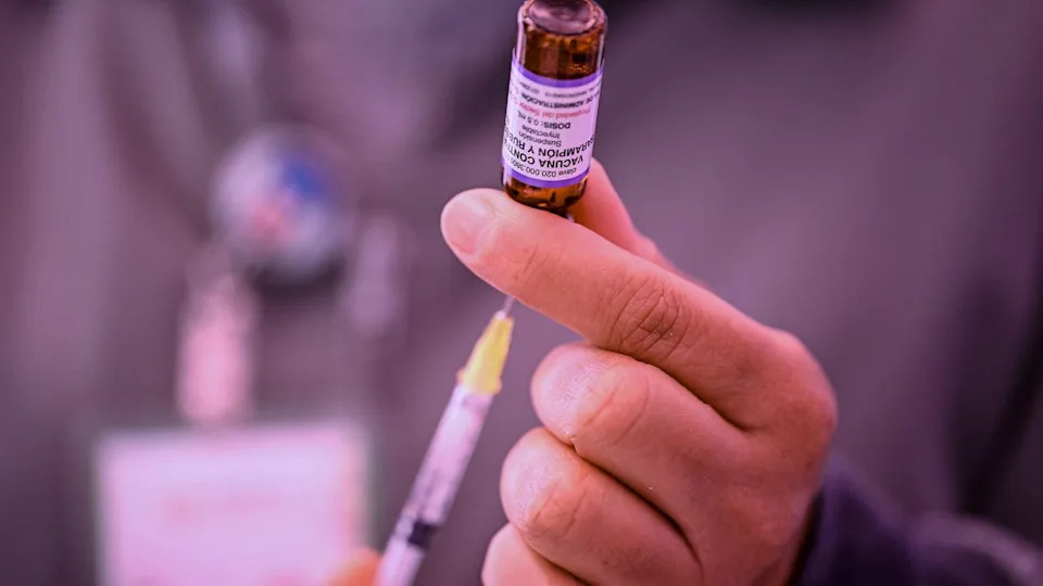 <div>A healthcare worker prepares a dose of the measles vaccine at a health module in Chapultepec Park during a mass vaccination campaign launched by the Ministry of Health in response to the increase in measles cases in Mexico City on February 8, 2026. (Photo by Yuri CORTEZ / AFP via Getty Images)</div>