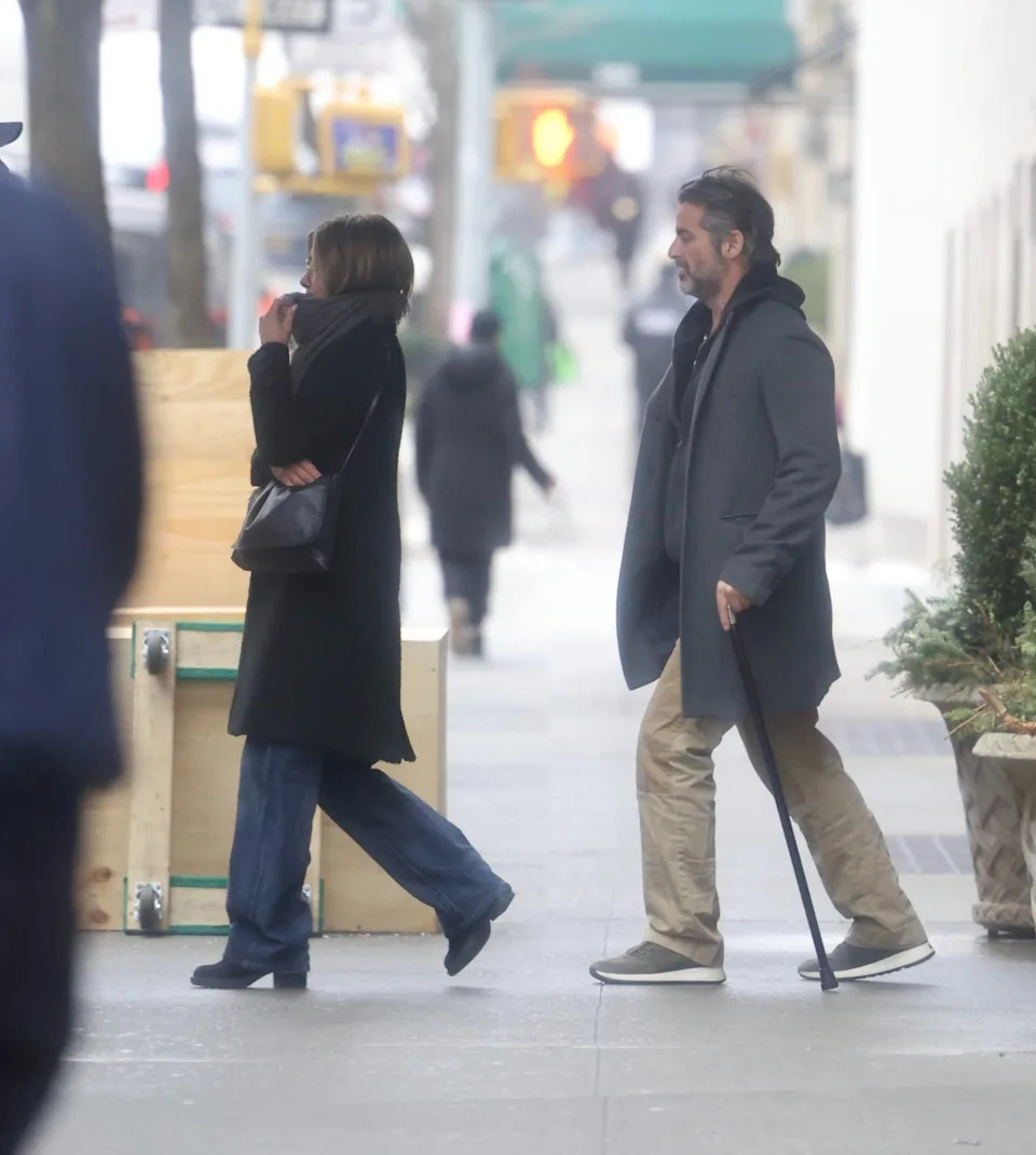 Jennifer Aniston and her boyfriend, Jim Curtis, were spotted outside of a luxury Manhattan apartment building where several units are for sale just weeks after Curtis listed his NYC dwelling. <span class="image-credit">(Backgrid)</span>