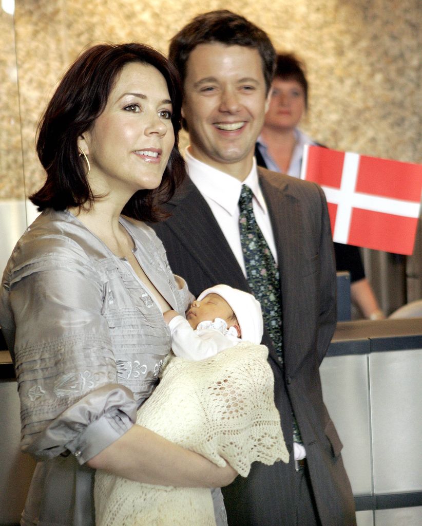 Queen Mary holding newborn Princess Isabella