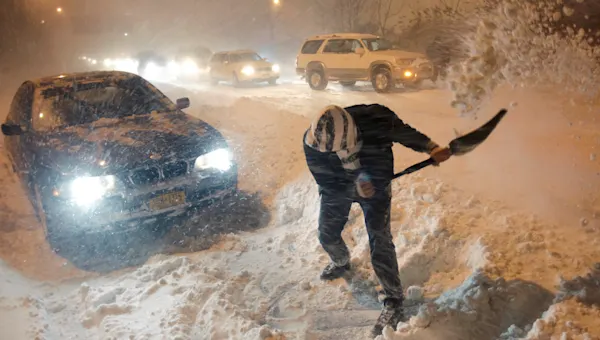 News 12 | Brooklyn | LIVE UPDATES: Mayor Mamdani meets with DSNY crews as snow operations begin