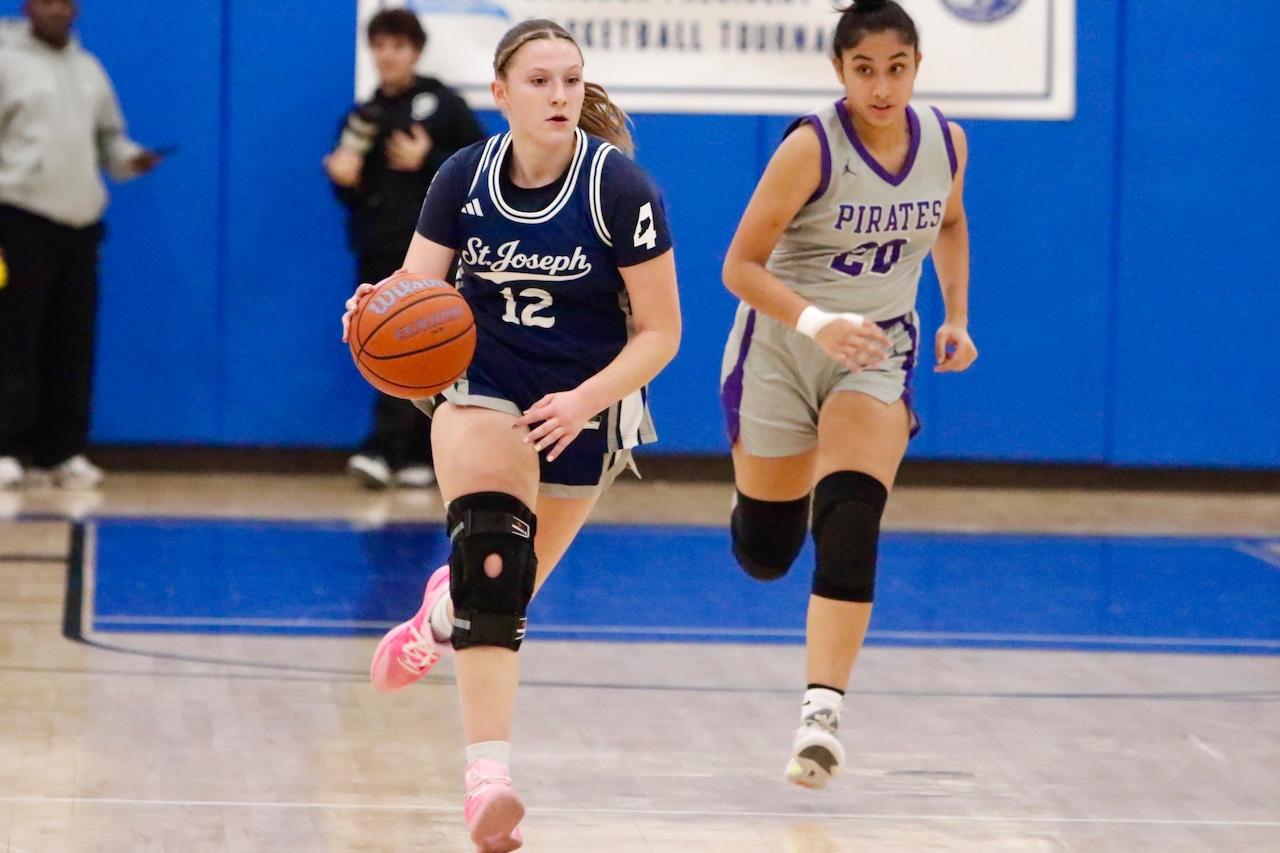 Moore escapes scare from SIA, Sea wins big again to set up Mavs, Vikes final