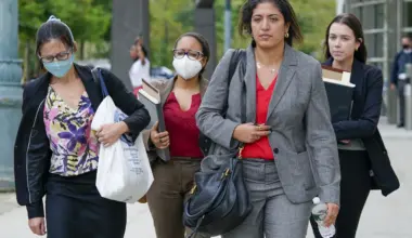 Assistant United States Attorneys Elizabeth Geddes, left, Maria Cruz Melendez, second from left, and Nadia Shihata, second from right, leave Brooklyn Federal court at the end of the day in R&B star R. Kelly's trial, Thursday, Aug. 19, 2021, in New York. Photo: Mary Altaffer/AP