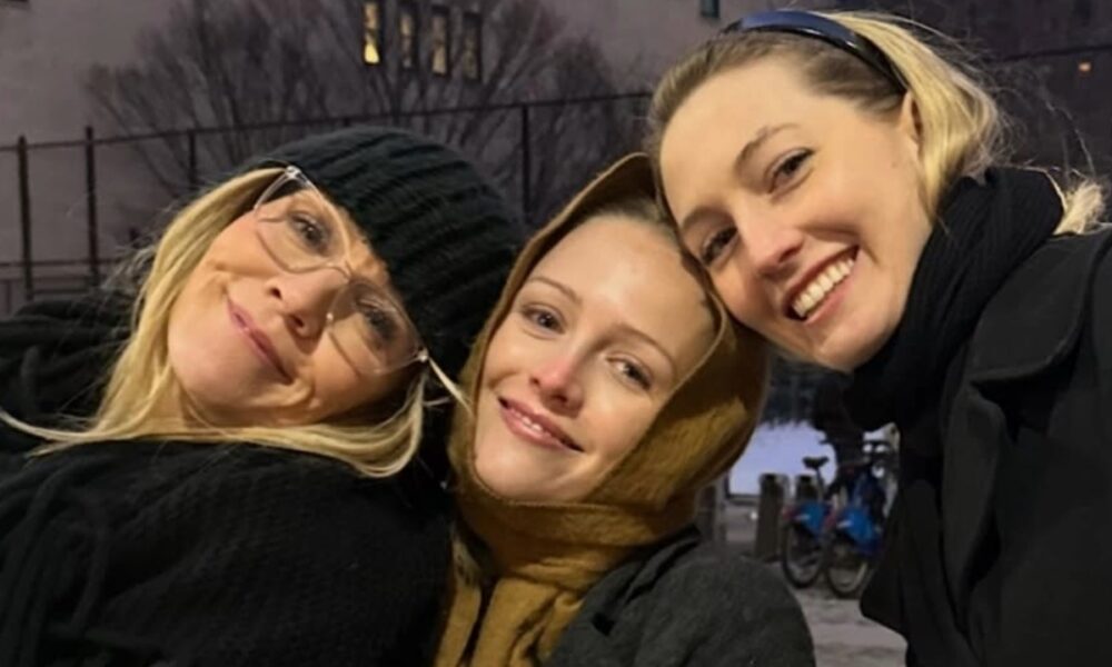 Jennie Garth Bundles Up for Sweet Night Out in NYC with Her Daughters – Globe Magazine
