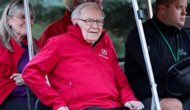 Warren Buffett Invests in New York Times Through Berkshire Hathaway