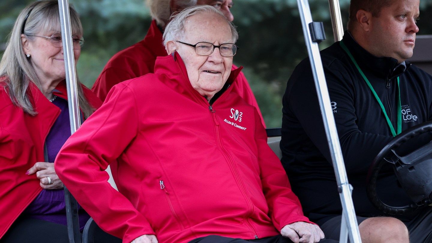 Warren Buffett Invests in New York Times Through Berkshire Hathaway
