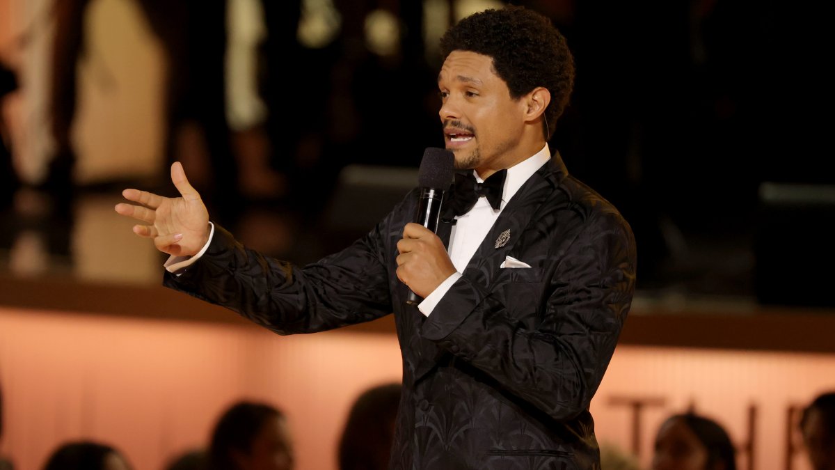 Trevor Noah takes aim at Nicki Minaj and Trump at the Grammys – NBC New York