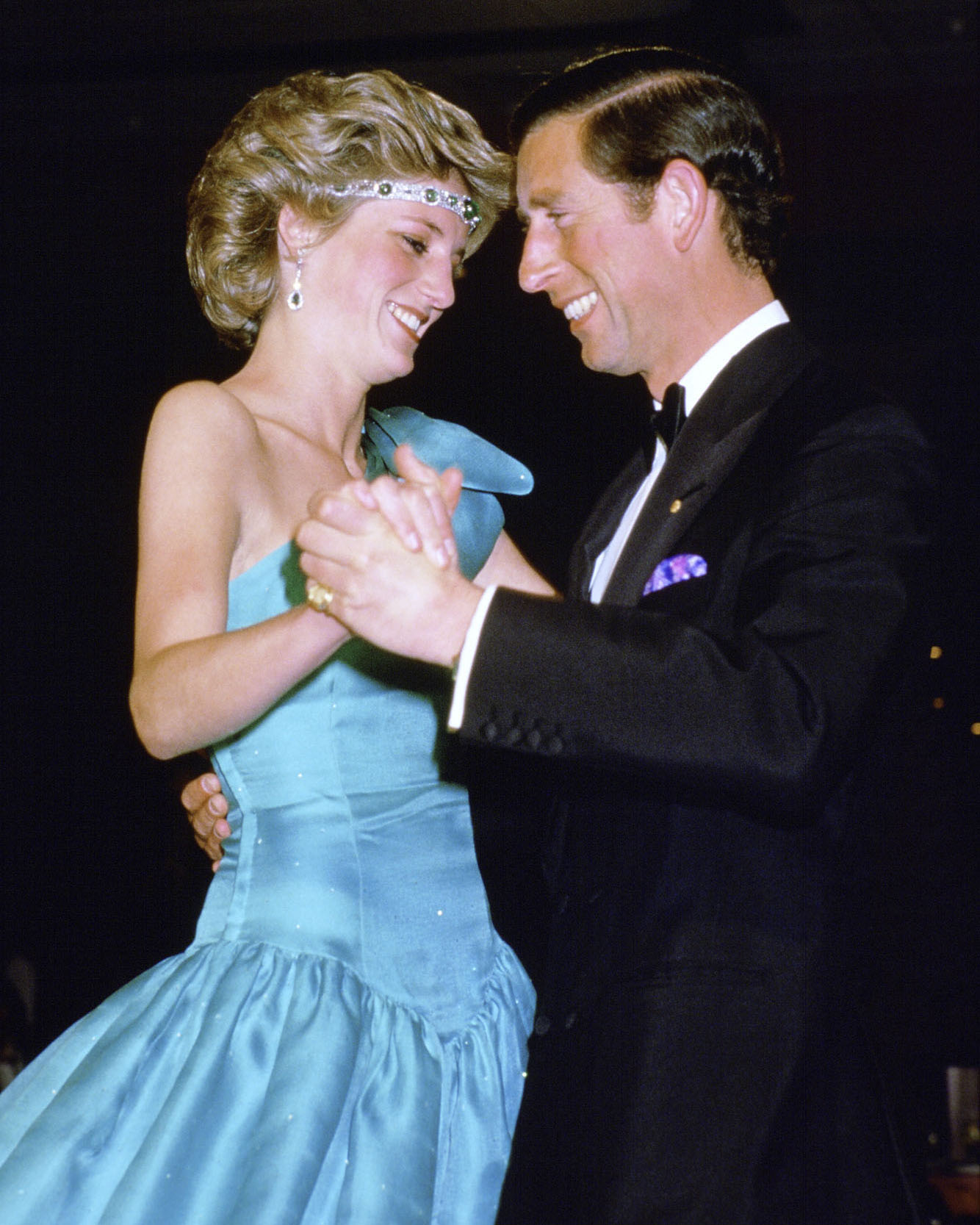 Princess Diana wears Queen Mary's Cabochon emerald and diamond choker necklace as a headband 