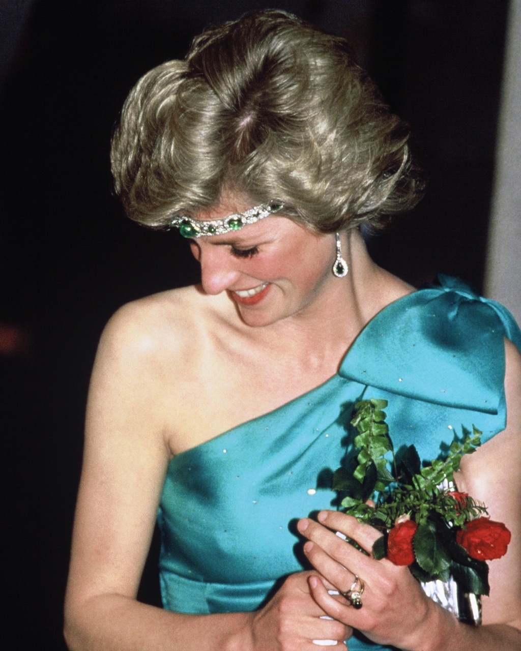 Princess Diana wears Queen Mary's Cabochon emerald and diamond choker necklace as a headband 