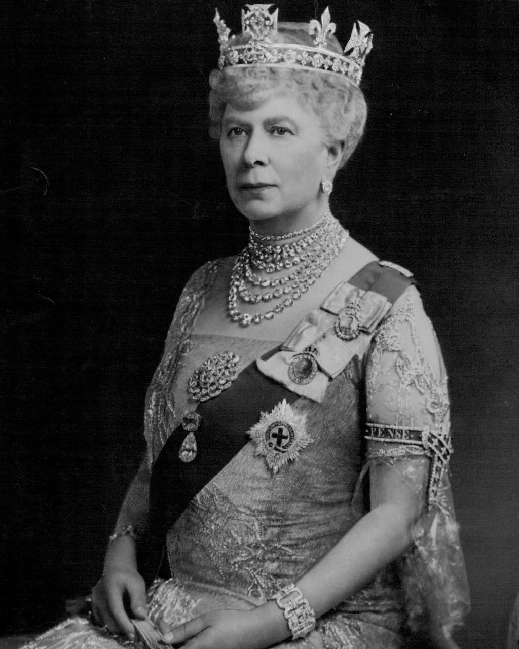 Queen Mary wore the Cullinan diamond Granny's Chips brooch and her diamond Chain Link bracelets on May 26, 1939. 