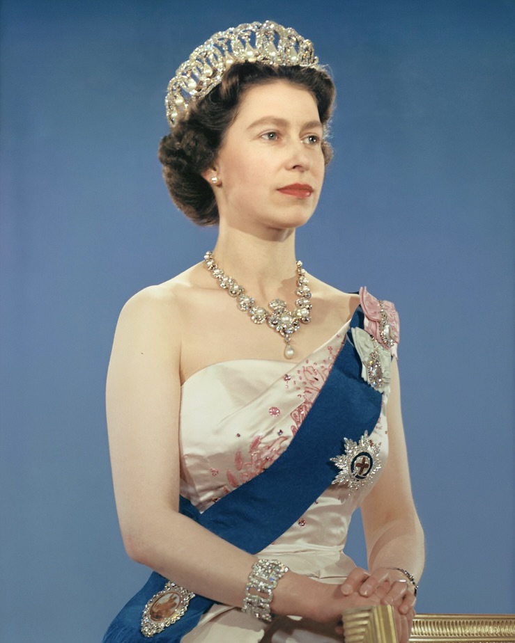 Queen Elizabeth II wears Queen Mary's diamond chain link bracelet in an official portrait in 1959. (Wikimedia Commons/ Public Domain)