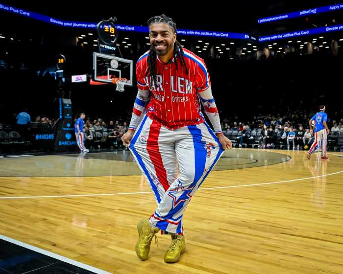 globetrotter player curtsying